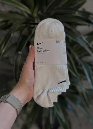 Nike білі низькі шкарпетки. в упаковці 3 пари.