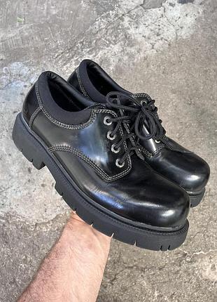 Вінтажні чорні шкіряні лаковані низькі черевики skechers на товстій підошві у стилі панк рок