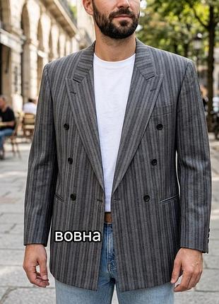 Двобортний  піджак roy robson у класичну вертикальну смужку має елегантний вільний крій