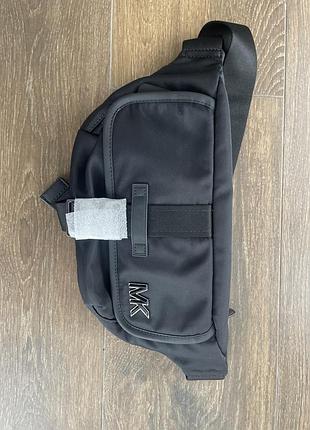 Оригінальна сумка бананка michael kors eli nylon aviator sling pack black