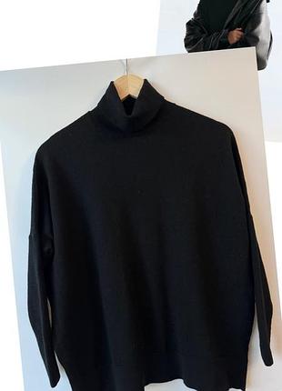 Чорний светр з горлом вовна cos cos oversized wool roll-neck jumper black