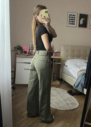 Оливкові широкі джинси хакі на високій посадці wide leg bershka