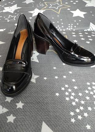 Жіночі лакові туфлі-лофери clarks чорного кольору на стійких підборах-стовпчиках