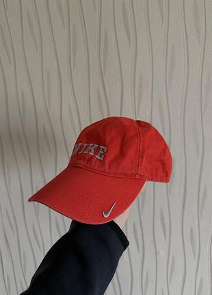 Оригінальна вінтажна кепка nike червоного кольору
