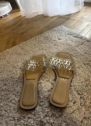 Шльопанці жіночі zara прозорі з золотистими заклепками