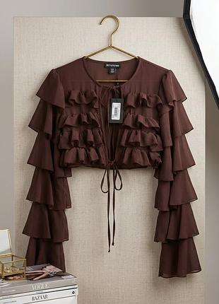 Жіноча блуза prettylittlething кроп-топ шоколадного кольору з воланами