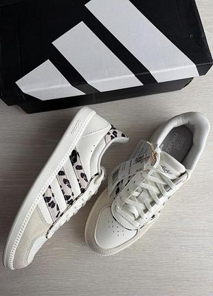 Кросівки жіночі adidas білі з леопардовим принтом