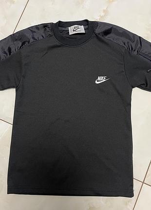 Дитяча футболка nike чорна спортивна з кишенею на рукаві