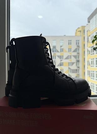 Жіночі чорні шкіряні черевики на масивній підошві, р. 39–40