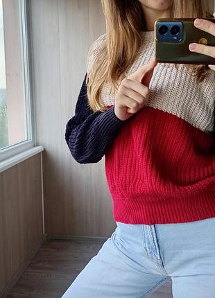 Триколірний плетений светр у стилі колор-блок від cotton apparel