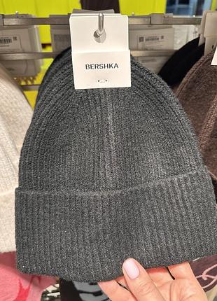 Шапки кольори bershka