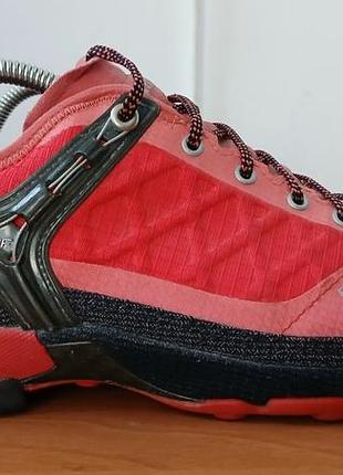 Трекинговые кроссовки фирмы salewa