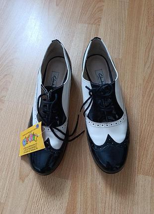 Жіночі туфлі clarks чорно-білі