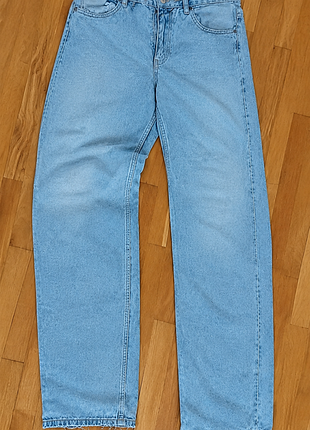 Zara jeans

стильні блакитні джинси zara у сучасному крої. оригінал