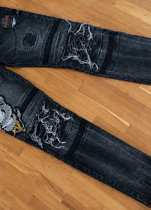 Black ripped baggy jeans

стильні чорні джинси у вільному крої baggy з ефектом потертостей, рваними деталями та оригінальним принтом дракона.