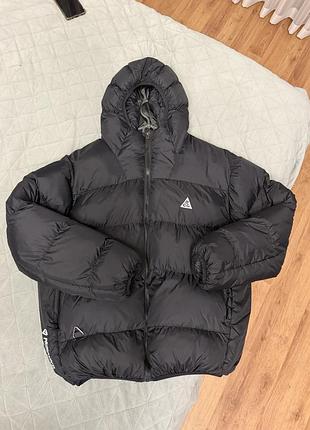 Чорний пуховик nike acg з капюшоном
