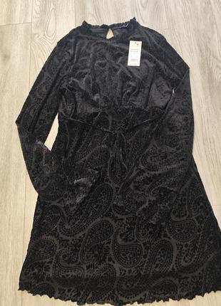 Велюрова чорна оксамитова сукня new look.