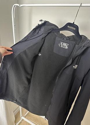 Чорна куртка the north face 8