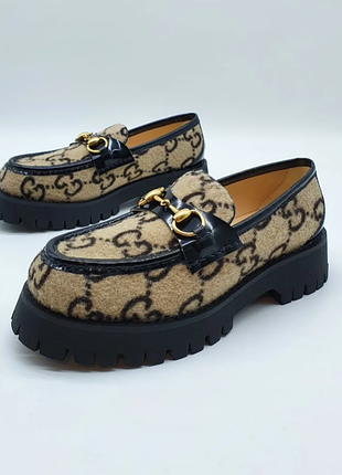 Пара красивых туфель gucci 2