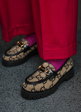 Пара красивых туфель gucci