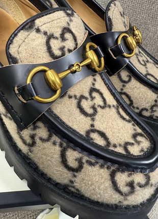 Пара красивых туфель gucci 4