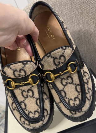 Пара красивых туфель gucci 3