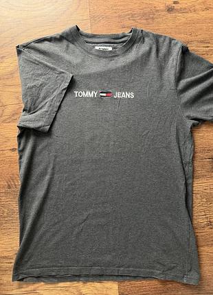Сіра футболка tommy jeans linear logo