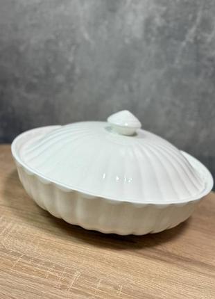 Блюдо сервировочное с крышкой stenson shell bowl фарфоровое 30.5 см белый mc6286-12