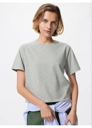 Серая укороченная базовая футболка uniqlo s washed cotton boxy t-shirt 483464
