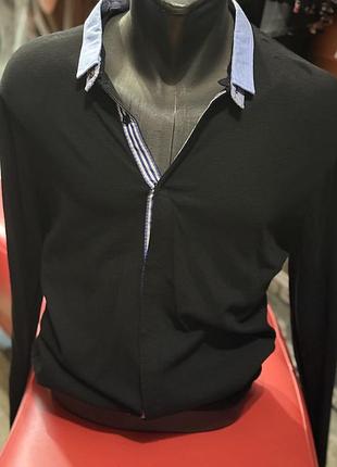 Чоловічий трикотажний лонгслів у стилі smart-casual з імітацією багатошаровості.