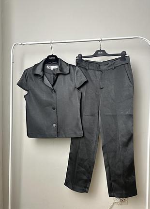 Сірий сатиновий костюм брючний zara