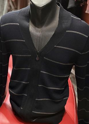 Чоловічий трикотажний кардиган у спортивно-повсякденному стилі (smart-casual).