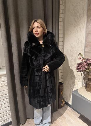 Жіноча шуба з мутону чорна з капюшоном та поясом