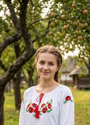 Жіноча блуза-вишиванка біла з квітковим орнаментом