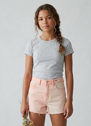 Подростковые джинсовые шорты от levi's.