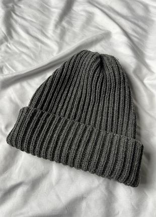 Шапка сіра вʼязана жіноча у рубчик one size
