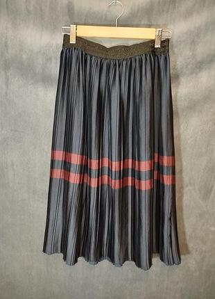 Zara. плиссированная юбка с эластичным поясом.