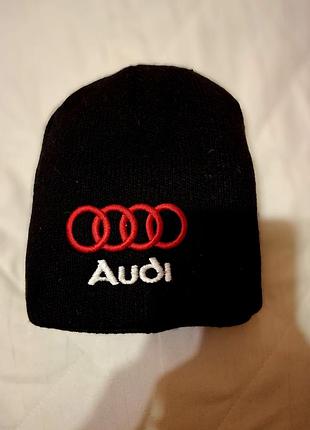 Черная вязаная шапка-бини с вышитым логотипом автомобильного бренда audi.