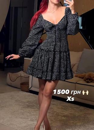 Коротка жіноча сукня у горох з довгим рукавом та зав'язками