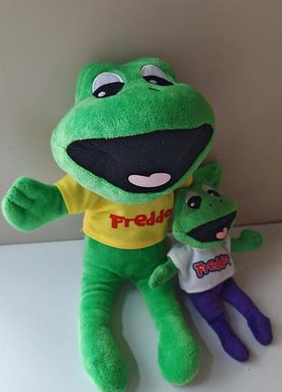 Коллекционные плюшевые игрушки в виде freddo the frog (маскота шоколадных батончиков cadbury). лотом две frog