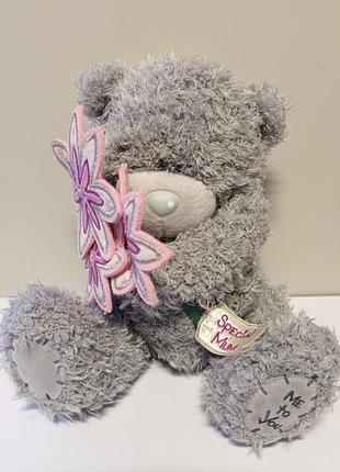 Коллекционное плюшевое медвежонка тедди бренда me to you (tatty teddy) с розовыми фетровыми цветами и надписью «special mum» на ленте