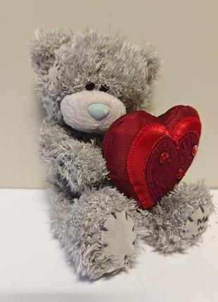 Мягкая плюшевая игрушка — серый мишка тедди (me to you tatty teddy) с голубым носом, заплатками и большим красным сердцем в лапах