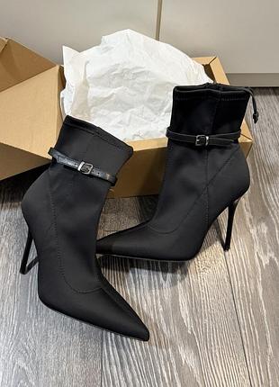 Ботильйони жіночі zara чорні текстильні на шпильці
