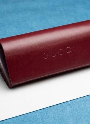 Жесткий футляр для очков от бренда gucci.