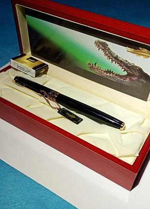 Подарочная перьевая ручка бренда crocodile в фирменном деревянном футляре.
