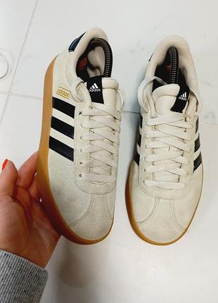 Жіночі кросівки adidas
