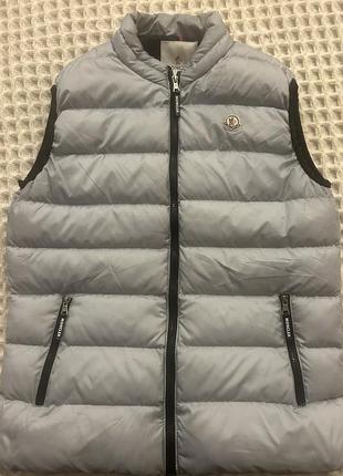 Жилетка тепла бренду  moncler / висока якість монклер у дуже гарному стані.