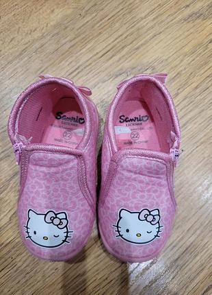 Продам рожеві теплі тапочки в садочок або дому для дівчинки. hello kitty. розмір 22. устілка 14см
sanrio