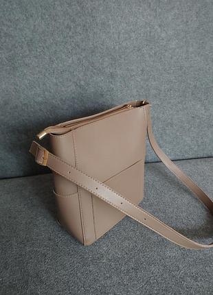 Базова сумка-ведро (bucket bag) з гладкої екошкіри бежево-нюдового (таупового) кольору