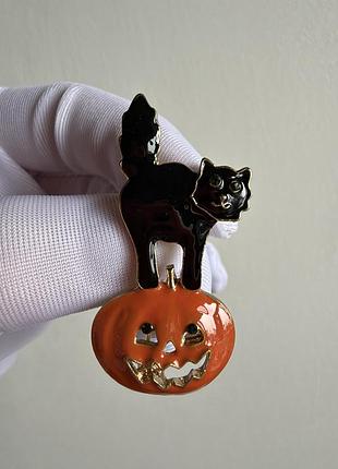 Металева брошка «чорний кіт на гарбузі» — геловін, halloween